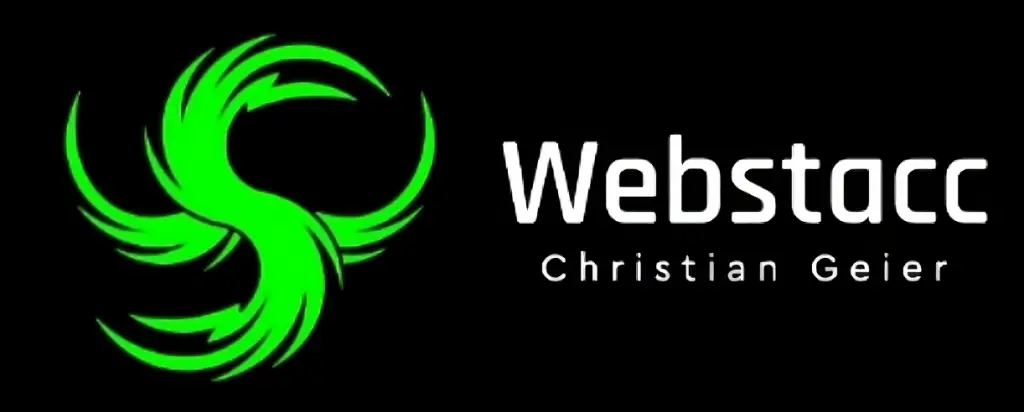 Das Webstacc Logo präsentiert sich mit einem markanten, grünen, S-förmigen Flügel-Symbol auf einem schwarzen Hintergrund, flankiert vom Firmennamen 'Webstacc' und dem Zusatz 'Christian Geier' in Weiß. Dieses moderne Logo repräsentiert die Identität und Expertise von Webstacc im Bereich IT-Dienstleistungen und Webentwicklung.